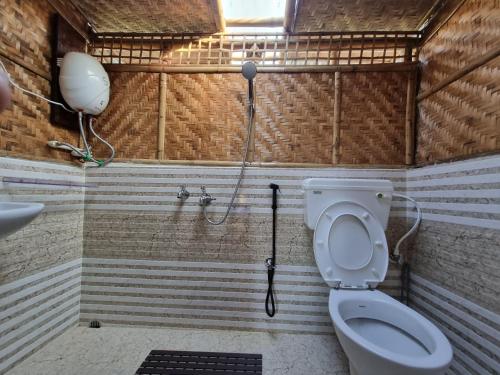 łazienka z toaletą i umywalką w obiekcie Alohi The terrace Homestay w mieście Tezpur