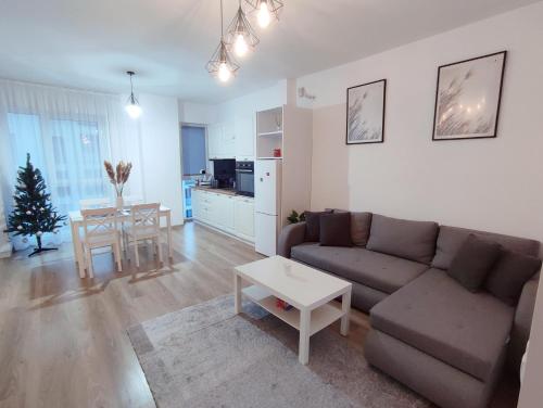 uma sala de estar com um sofá e uma mesa em Central Residence em Baia Mare