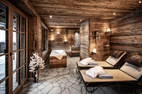 a room with two chairs and a bath tub at Pool Luxury Lodge in Wagrain