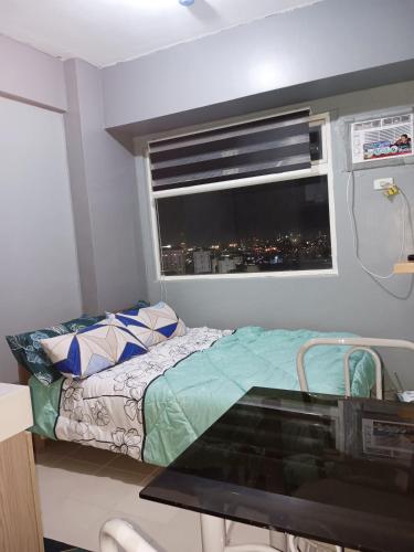 een ziekenhuiskamer met een bed en een raam bij K2K place in Manilla