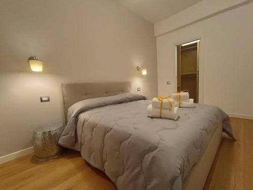 1 dormitorio con 1 cama grande y toallas. en Rooms&Suite, en Caserta