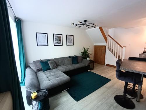 sala de estar con sofá y mesa en Entire modern cottage close to beach - Pet friendly en Gosport