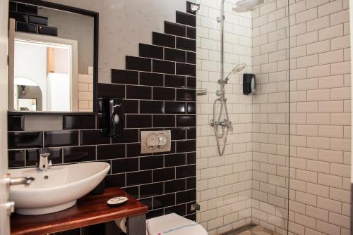 a bathroom with a sink and a shower at Boatel Copacabana in Veliko Gradište