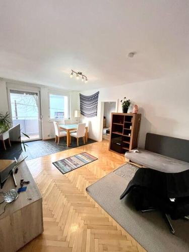 uma sala de estar com um sofá e uma mesa em Sporthalle Graz, Stadtpanorama em Graz