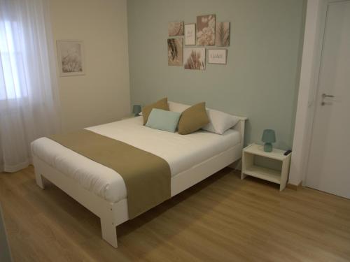 1 dormitorio con cama y mesita de noche en Cornelia IDI Gemelli, Chicca Metro Apartment, en Roma