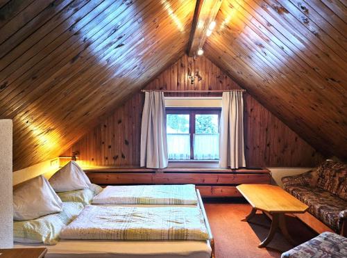 Postel nebo postele na pokoji v ubytování Gasthof-Pension Alt Kirchheim