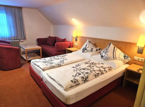 Una cama o camas en una habitación de Gasthof-Pension Alt Kirchheim