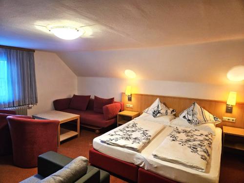 Una cama o camas en una habitación de Gasthof-Pension Alt Kirchheim