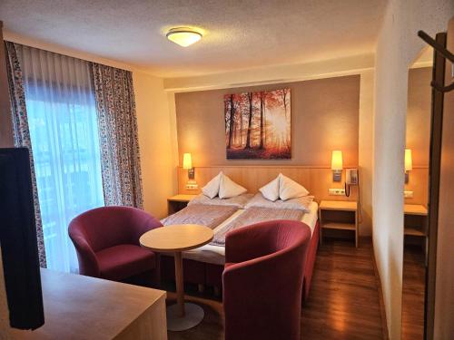 Una cama o camas en una habitación de Gasthof-Pension Alt Kirchheim