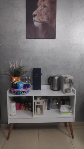 Příslušenství pro přípravu čaje a kávy v ubytování Nile Pyramidal View Apartment