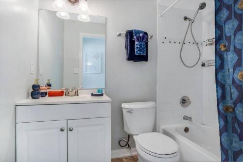 uma casa de banho com um WC, um lavatório e um chuveiro em Cozy Orlando Stay With garden & Next to Disney Springs em Orlando