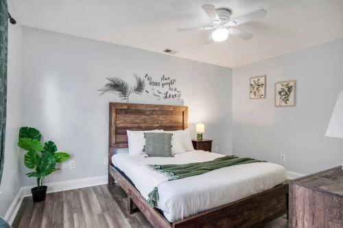 um quarto com uma cama e uma ventoinha de tecto em Cozy Orlando Stay With garden & Next to Disney Springs em Orlando