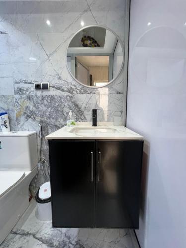 une salle de bain avec un lavabo et un miroir dans l'établissement Studio lux, à Fès