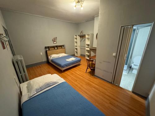 a bedroom with a bed and a desk in a room at Le Terminus d'Albi in Albi