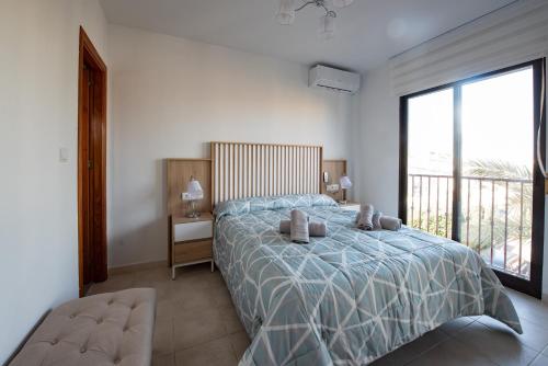 1 dormitorio con cama y ventana grande en Holiday Beach El Olivo, en Gran Alacant
