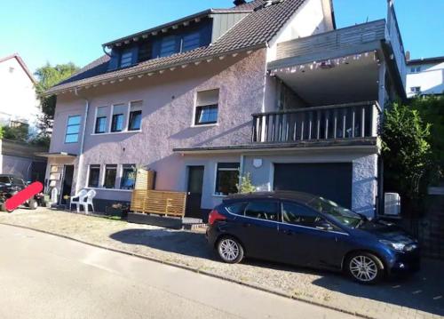un coche azul estacionado frente a una casa en Gemütliches Apartment Nähe Weinheim HD MA, Work and Travel, en Birkenau