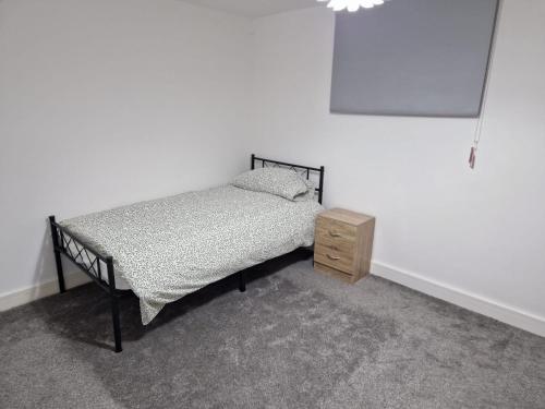 A bed or beds in a room at Spacious single bedrooms in central location with parking