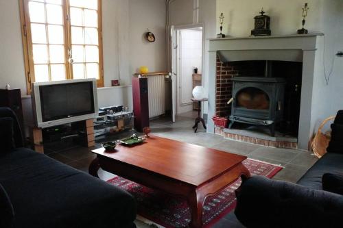 Photo de la galerie de l'établissement Maison du 18e avec parc arboré, à 45 min de la mer, à Nassandres