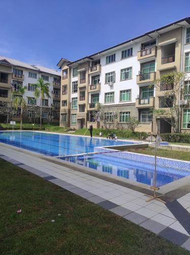 a large swimming pool in front of a building at Anna温馨公寓式的住宅 in Kuching