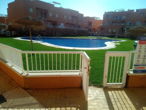 una puerta en un patio con piscina en MOJACAR, en Mojácar