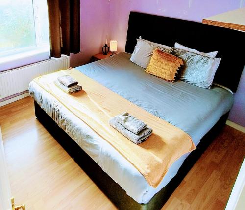 Private Entire House - 3 Bedrooms Garden Parking