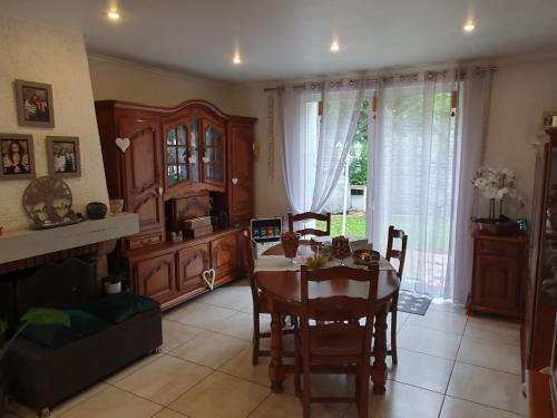 een woonkamer met een eettafel en stoelen bij Room in BB - Nathalies home - 2 Bedrooms Breakfast in Viry-Châtillon