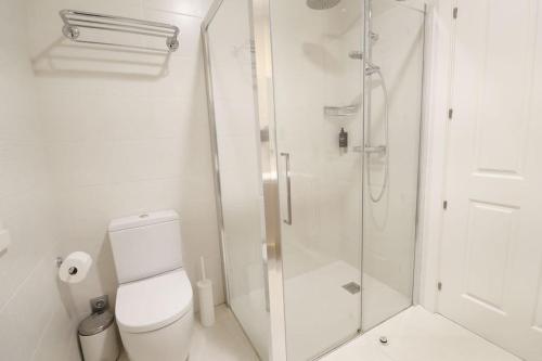 サン・セバスティアンにあるPrime Location Modern Stayのシャワーとトイレ付きの白いバスルーム