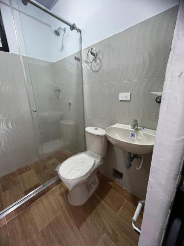 La salle de bains est pourvue de toilettes, d'une douche et d'un lavabo. dans l'établissement casa campestre, à Fusagasuga