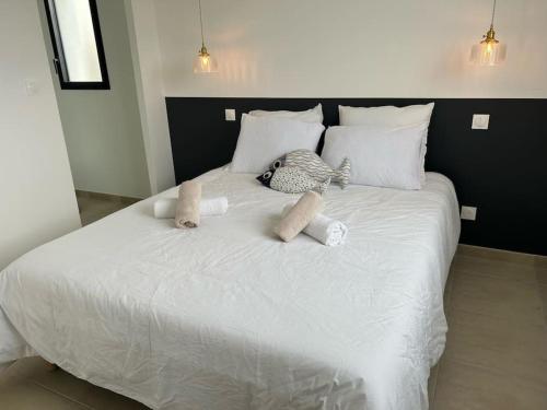 Un pat sau paturi într-o cameră la Villa Bréhat vue mer et jacuzzi