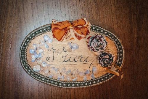a cake with a bow on a plate on a table at B&B Colle Vignoni in Barberino di Mugello