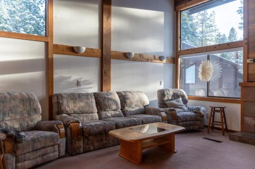 a living room with two couches and a table at Lofty Retreat, Condo in Northstar in Truckee