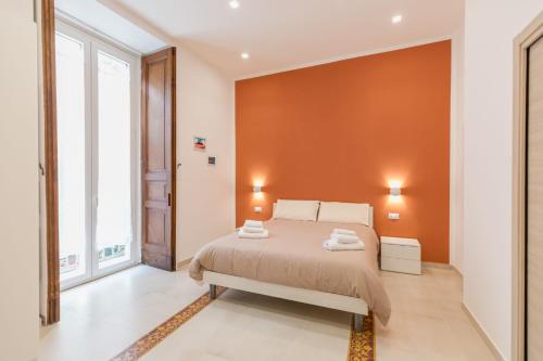 een slaapkamer met een bed en een groot raam bij O' Munasterio e Santa Chiara in Napels