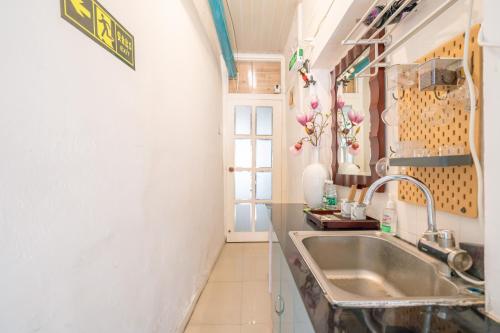 eine Küche mit einer Spüle und einer Arbeitsplatte in der Unterkunft Ancient Residence Riverview B&B 300year old in Shanghai