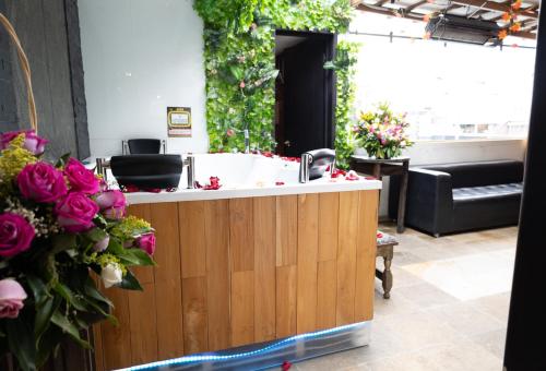 a salon with a sink and flowers in a room at Apartamento Noche Romántica in Bogotá