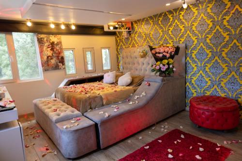 a bedroom with a large bed with flowers on it at Apartamento Noche Romántica in Bogotá