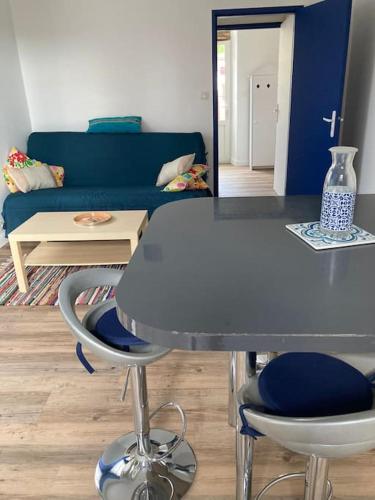 - un salon avec une table et des chaises dans l'établissement Appartement entier, terrasse, 4 personnes sur le GR10, à Saint-Étienne-de-Baïgorry