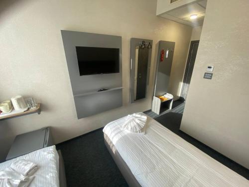 Ένα ή περισσότερα κρεβάτια σε δωμάτιο στο HOTEL ARTA