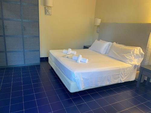 - une chambre avec un lit et des serviettes dans l'établissement HOTIDAY Hotel Gargano, à Pugnochiuso