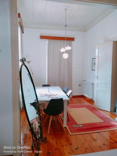 Кровать или кровати в номере Pyrgos City 3bedrooms house near Olympia sleeps 7