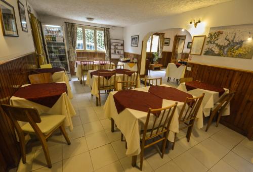uma sala de jantar com mesas e cadeiras num restaurante em Hostería Sur em San Carlos de Bariloche