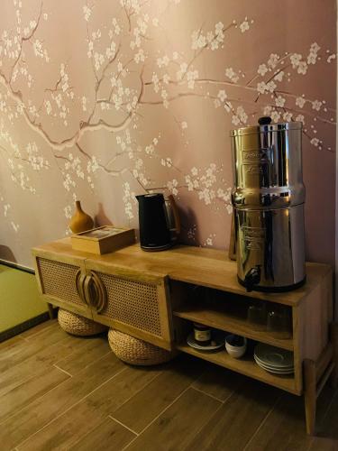 Cette chambre dispose d'une cafetière sur une table en bois. dans l'établissement Chambre d’inspiration japonaise, à Pourrières