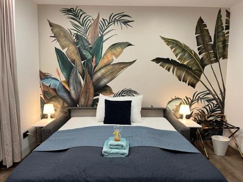1 dormitorio con 1 cama con plantas en la pared en Rudolfquartier Linz, Rudolfstraße, en Linz