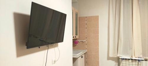 a flat screen tv hanging on a wall in a bathroom at Appartamento Rosa in Marghera