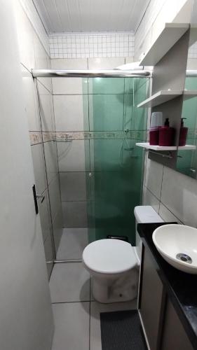 een badkamer met een douche, een toilet en een wastafel bij Casa Mar azul in Torres