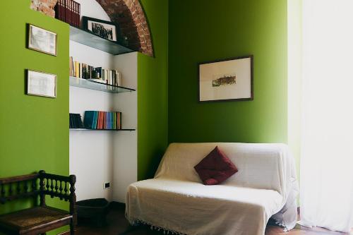 ミラノにあるLovelyloft - Alzaia Naviglioの緑の壁のベッドルーム1室、ベッド1台(枕付)