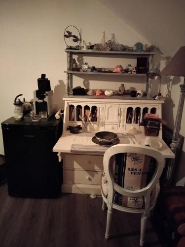 - un bureau blanc avec 2 chaises dans la chambre dans l'établissement Le petit romain, à Joué-lès-Tours