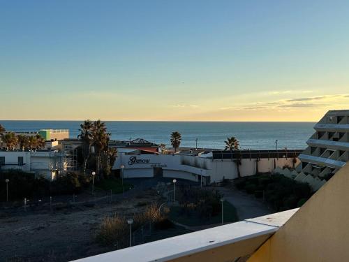 une vue sur l'océan depuis le balcon d'un immeuble dans l'établissement Heliopolis E9, au Cap d'Agde