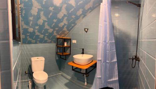 A bathroom at Nino & Irodi's Guest House