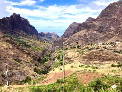 uma vista para um desfiladeiro com montanhas ao fundo em Casa Manuel & Elvira 