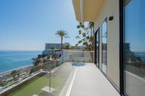 balcón con vistas al océano en Seaside Tranquility and Urban Luxury - Stylish Duplex in Torremolinos w jacuzzi en Torremolinos